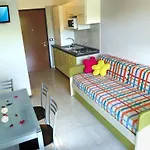 Colorful With Pool 아파트